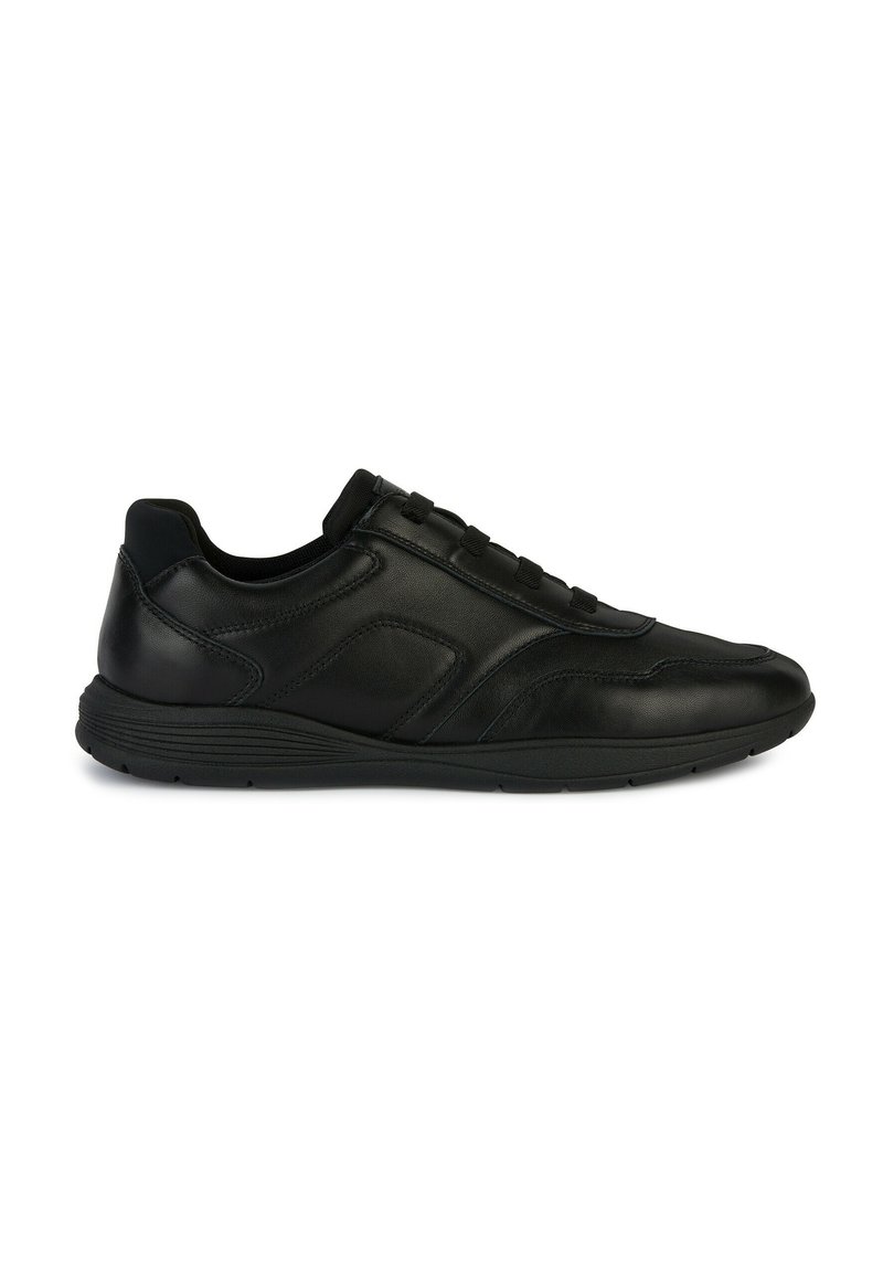 Sneaker in pelle nera con una texture liscia, punta arrotondata, lacci elastici e suola ammortizzata. I dettagli del pannello laterale creano sottili accenti di design.