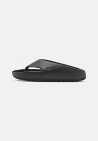 Mustat Nike-liukumissandaalit, joissa on sileä kumimateriaali, avoin varvastyyli ja tekstuuripohja pidon varmistamiseksi. Minimalistinen brändäysyksityiskohta.