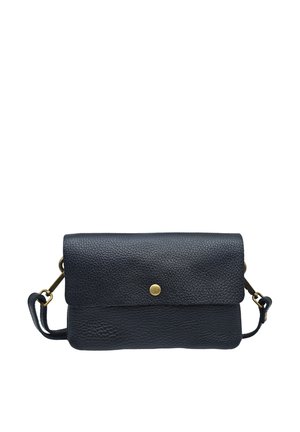 Sac bandoulière en cuir noir texturé avec fermeture à bouton doré et bandoulière réglable, présenté sur fond blanc.