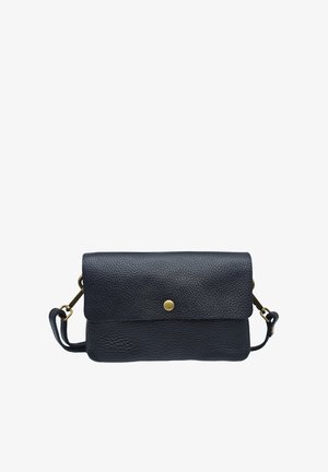 Sac bandoulière en cuir noir texturé avec fermeture à bouton doré et bandoulière réglable, présenté sur fond blanc.