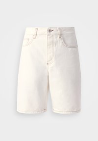 Shorts en denim blanc à coupe droite, dotés de cinq poches, de coutures oranges et d'une fermeture éclair avec un bouton unique.