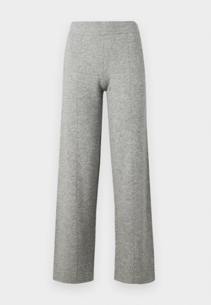 Pantaloni largi gri, cu un brâu ribbed, confecționați dintr-un material moale, având cusături verticale și o textură netedă.