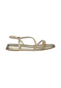 Metallische gouden platte sandaal met slanke bandjes, een gestructureerde bovenkant, open teenontwerp en een minimalistische zool voor gemakkelijk dragen.