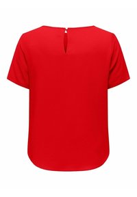 Blouse rouge à manches courtes avec col rond, ouverture en forme de clé au dos et petite fermeture à bouton blanc, en tissu léger et lisse.