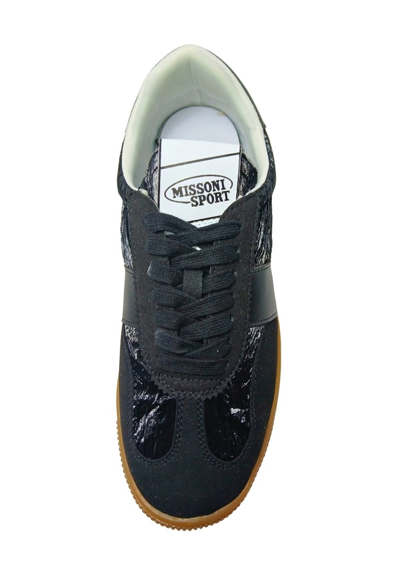 Baskets basses noires avec panneaux texturés brillants, lacets noirs, semelle beige et doublure intérieure blanche affichant la marque "MISSONI SPORT".