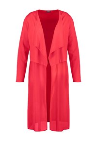 Larga chaqueta roja abierta por delante con mangas largas y un collar drapeado hecha de tela ligera.