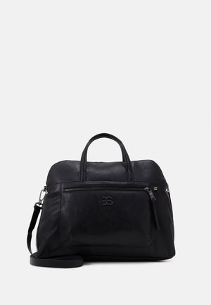 Sac à main en cuir noir avec doubles poignées, poche avant zippée et bandoulière amovible sur un fond clair uni.