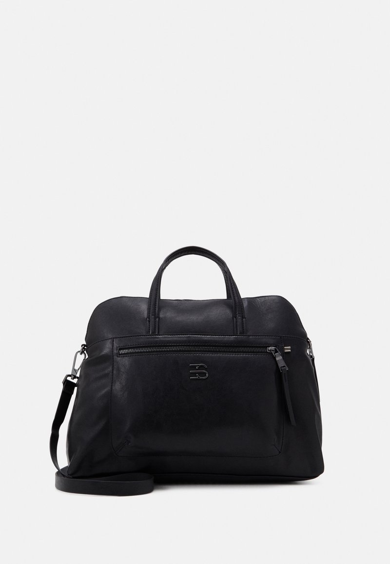 Sac à main en cuir noir avec doubles poignées, poche avant zippée et bandoulière amovible sur un fond clair uni.