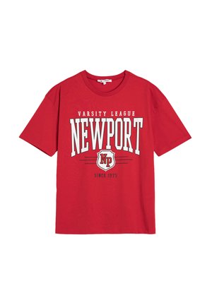 Rød bomulds T-shirt med korte ærmer og rund hals. Har "NEWPORT" i fed hvid tekst og et skoldmærke med "NP" i rød og hvid.
