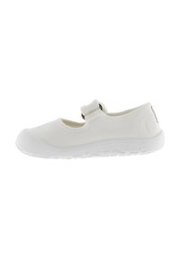 Zapato estilo Mary Jane de lona blanca con puntera redonda, correa con gancho y lazo, y suela de goma texturizada para mayor agarre.