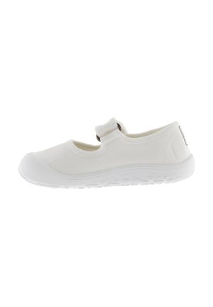 Zapato estilo Mary Jane de lona blanca con puntera redonda, correa con gancho y lazo, y suela de goma texturizada para mayor agarre.