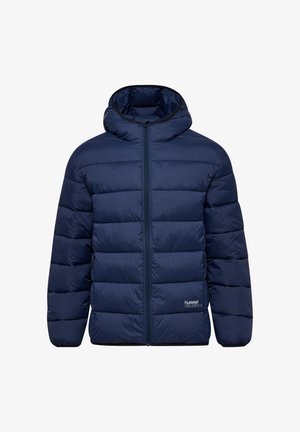 Mørkeblå polstret jakke med hætte, med en frontlynlås og horisontalt kviltet mønster. Brandlogoet er placeret på den nederste side.