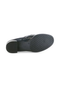Zapato de cuero negro con superficie pulida, tacón cuadrado y suela de goma texturizada. Presenta el logo "Gabor" cerca del tacón.