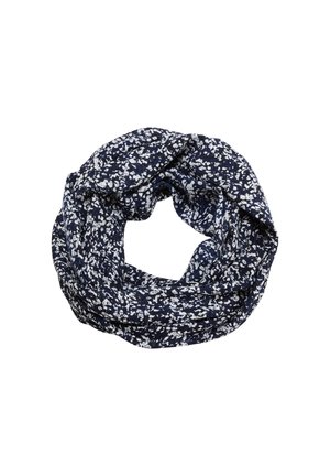 Tummansininen ja valkoisilla täplillä koristeltu infinity-huivi löyhästi kieritettynä valkoisella taustalla.