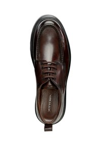 Braune Lederschuhe mit glatter Oberfläche, runder Spitze, fünf Ösen und feinen Nähten. Mit einer Zuglasche an der Ferse.