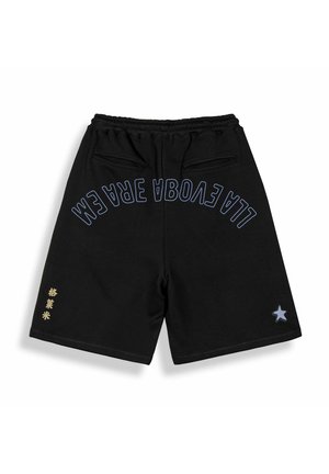 Czarne casualowe szorty z elastycznym pasem, dwie tylne kieszenie, zakrzywiony niebieski napis na plecach, złote chińskie znaki na lewej nogawce oraz mała gwiazdka na prawej nogawce.