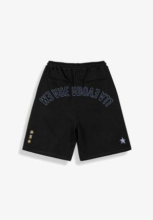 Czarne casualowe szorty z elastycznym pasem, dwie tylne kieszenie, zakrzywiony niebieski napis na plecach, złote chińskie znaki na lewej nogawce oraz mała gwiazdka na prawej nogawce.