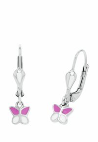 I orecchini a lobi in argento presentano un ciondolo a forma di farfalla con segmenti in smalto rosa e bianco, e una finitura liscia e lucida.