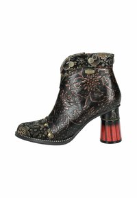 Stivale alla caviglia in pelle nera con motivo floreale, punta aperta, borchie decorative e tacco in legno rosso. Presenta una parte superiore decorativa con motivo.