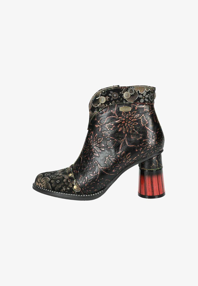 Schwarze Lederstiefelette mit floralen Mustern, Zehenausschnitt, dekorativen Nieten und einem roten Holzblockabsatz. Verfügt über ein dekoratives, gemustertes Obermaterial.