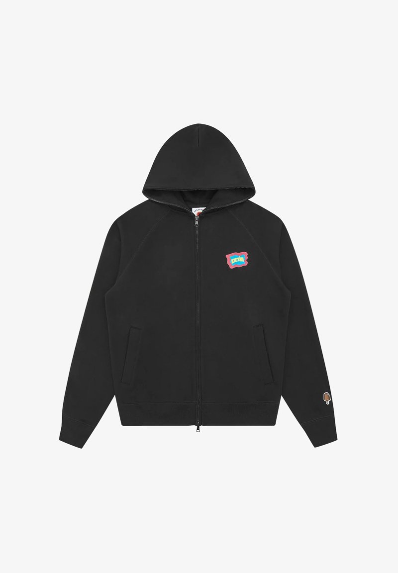 Felpa nera con zip, tasche frontali, logo rettangolare colorato sul petto e piccolo patch gelato sul polsino della manica sinistra.