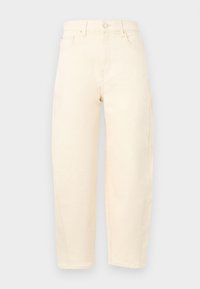 Τζιν παντελόνι σε ευθεία γραμμή, εκρού χρώματος, με ψηλή μέση, μπροστινές τσέπες και θηλιές για ζώνη, παρουσιάζεται πάνω σε απλό φόντο.