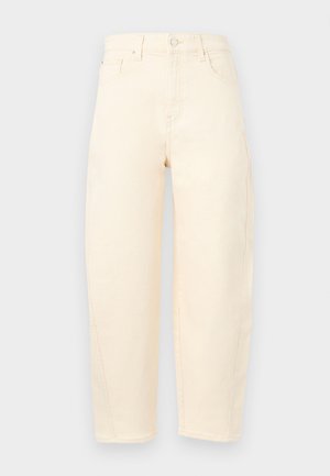 Τζιν παντελόνι σε ευθεία γραμμή, εκρού χρώματος, με ψηλή μέση, μπροστινές τσέπες και θηλιές για ζώνη, παρουσιάζεται πάνω σε απλό φόντο.