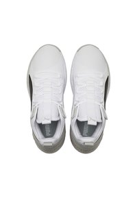 Valkoiset urheilukengät, joissa on sileä synteettinen päällinen, verkkomaiset korostukset, kuvioidut pohjat ja tummanharmaat logot kielen ja sivun kohdalla.