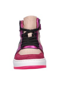 Hoge sneakers met een roze synthetisch bovenwerk, zwarte veters, witte en roze zool en roze suède accenten. Voorzien van logo op de tong en geperforeerde neus.