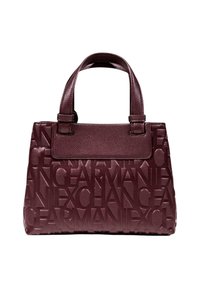 Sac à main bordeaux en cuir texturé, avec lettrage de la marque embossé, forme structurée, double anses et fermeture magnétique.