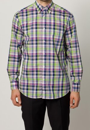 Camisa de manga larga con botones en patrón de cuadros verde, púrpura, azul marino y blanca, con cuello y cierre frontal de botones. Tela de algodón texturizada.