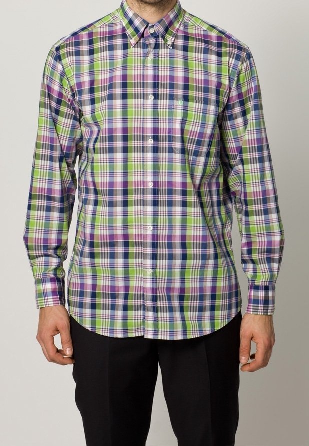 Knappnabb långärmad skjorta i grön, lila, marinblå och vit rutad mönster med krage och knappframslutning. Texturerad bomullstyg.