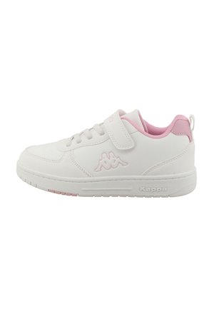 Witte en roze Kappa-sneaker met veters, een klittenbandsluiting en een rubberen zool, gezien vanaf de buitenkant.