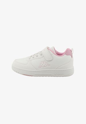 Witte en roze Kappa-sneaker met veters, een klittenbandsluiting en een rubberen zool, gezien vanaf de buitenkant.
