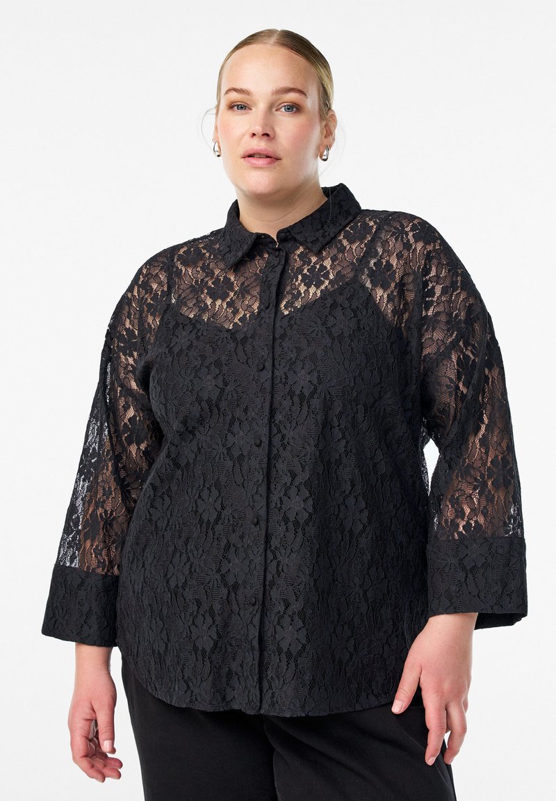 Čierna čipkovaná košeľa s gombíkmi a golierom, 3/4 rukávy a textúrovaný kvetinový vzor, doplnená o jednofarebné čierne nohavice.