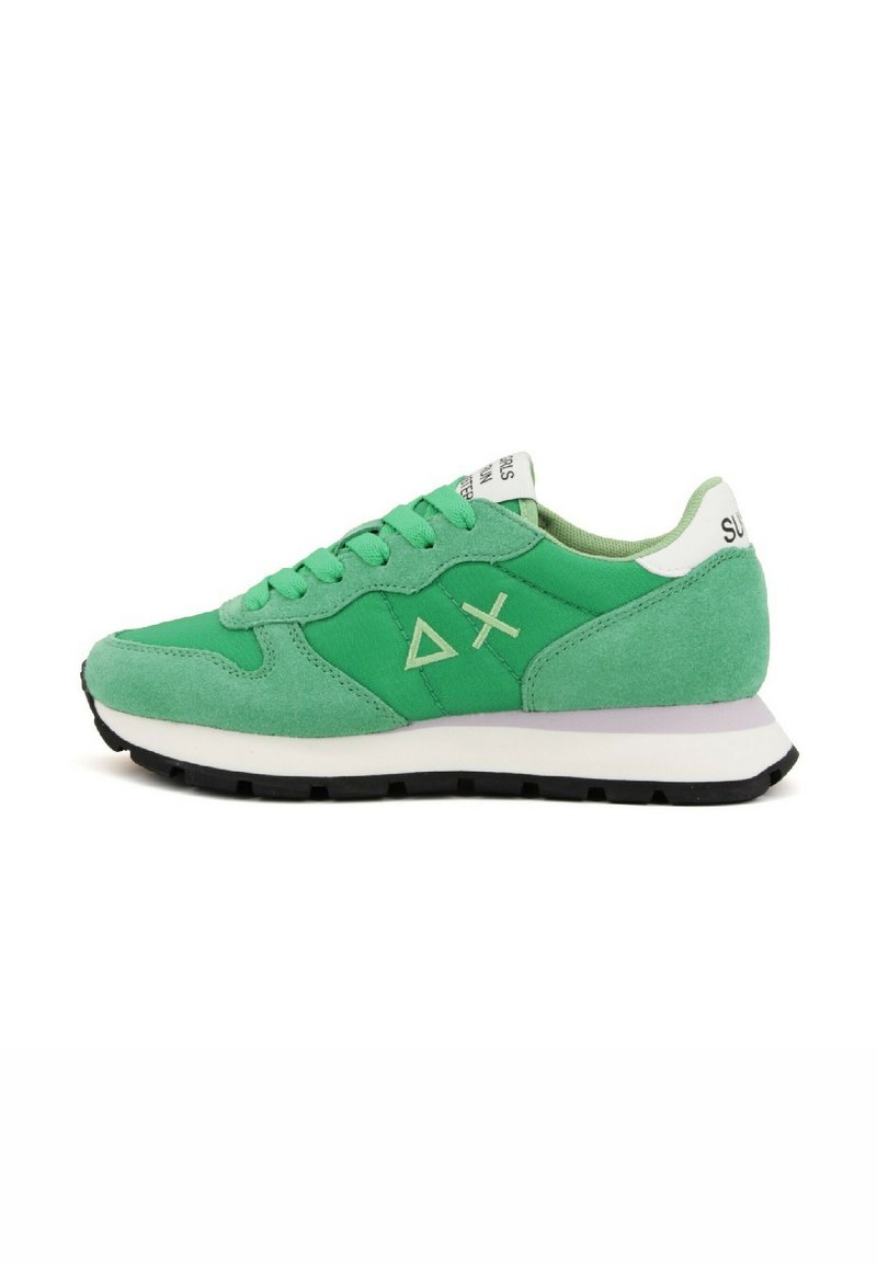 Scarpe da atletica verdi con una combinazione di camoscio e tessuto, lacci rotondi, dettagli con logo e una suola in gomma con un intersuola bianca.