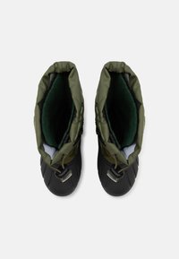 Botas aisladas verdes con una suela de goma negra, que cuentan con un suave forro interior, puños superiores ajustables y hebillas metálicas en el lateral.
