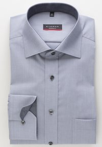 Herrenhemd aus leichtem grauem Stoff mit modernem Schnitt, schwarzen Knöpfen, kontrastierendem marineblauen Innenkragen und doppelter Manschette.