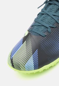 Puma FUTURE 7 PLAY TT - Scarpe da calcio per terreni sintetici - gray skies/elektro purple/fizzy apple/white