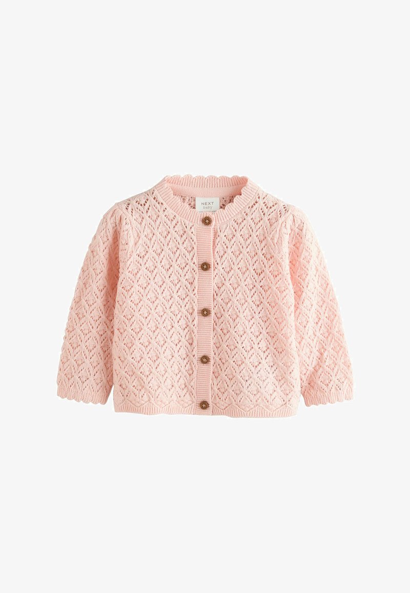 Gilet bébé tricoté rose avec manches longues, motif losanges, bords festonnés et cinq boutons marron sur le devant.
