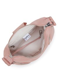 Ljust rosa nylonhandväska med en slät yta, silverdragkedjor och ett litet innerfack. Inredningen är fodrad med mjukt beige tyg.