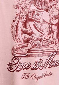 Lyserød t-shirt med et maroon vintage-inspireret grafik af engle og penge med teksten "Tid er penge" nederst.