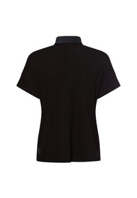 Zwart T-shirt met korte mouwen, voorzien van een ribbeltextuur, omgeslagen mouwen en een klassieke kraag. De achterkant toont strakke lijnen en minimale details.