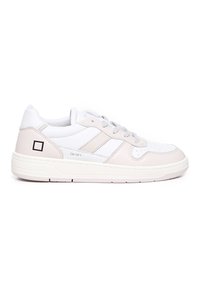 Sneaker bianche e rosa chiaro in pelle liscia, con punta perforata, lacci grigi e un accento con logo quadrato sul tallone. Suola in gomma piatta.
