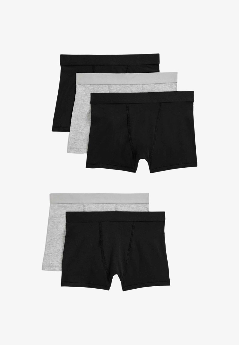 Zestaw bokserek składający się z trzech sztuk: dwóch czarnych z czarnymi gumkami i jednej szarej z szarą gumką. Gładki materiał bawełniany.