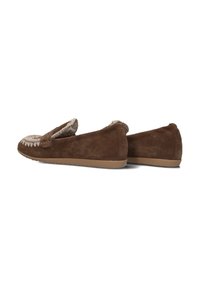 Bruine suède pantoffels met een getextureerde beige afwerking, platte rubberen zool en een rond neusontwerp. Zachte binnenvoering voor comfort.