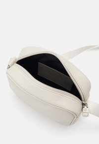 Calvin Klein Jeans QUILTED CAMERABAG - Borsa a tracolla - eggshell
