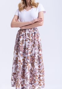 Longue jupe fleurie avec une base blanche ornée de motifs cachemire colorés en rose, jaune et violet. Taille élastique, tissu léger.