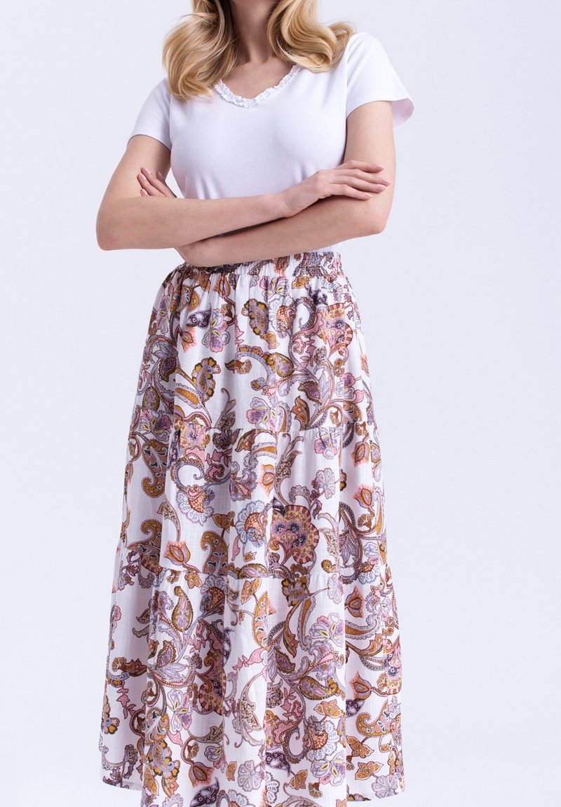 Longue jupe fleurie avec une base blanche ornée de motifs cachemire colorés en rose, jaune et violet. Taille élastique, tissu léger.