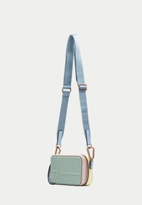 Barevná crossbody taška v mátově zelené, růžové a žluté obdélníkové podobě, s texturovaným povrchem a světle modrým nastavitelným popruhem.